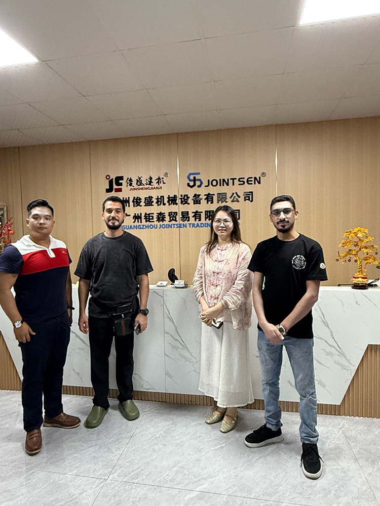 Mitra Global Bersatu Kembali di Canton Fair: Pembicaraan Mendalam Membuka Jalan bagi Perluasan Kerjasama dalam Peralatan Konstruksi Beton